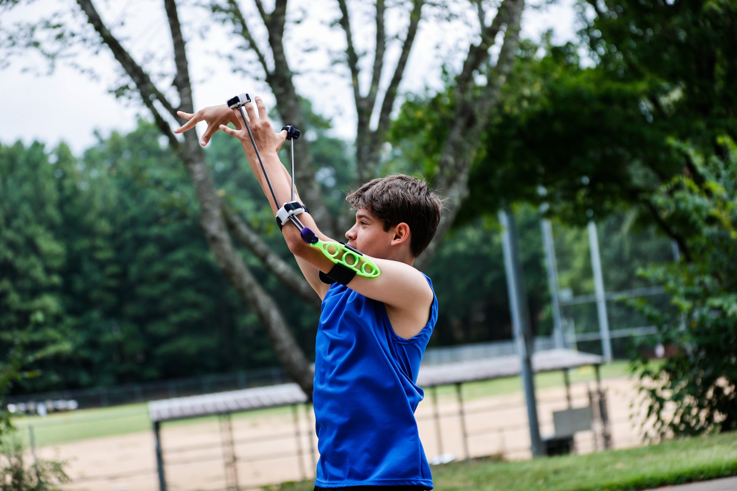 Young male player shooting outside with Perfec'Shot, model CX-30